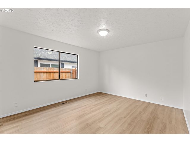 7206 N AMHERST St, Portland, OR 97203
