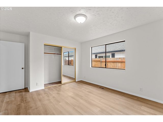 7206 N AMHERST St, Portland, OR 97203