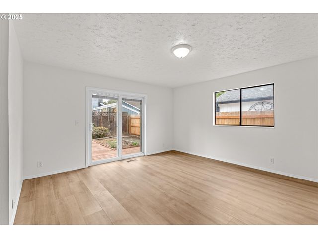 7206 N AMHERST St, Portland, OR 97203