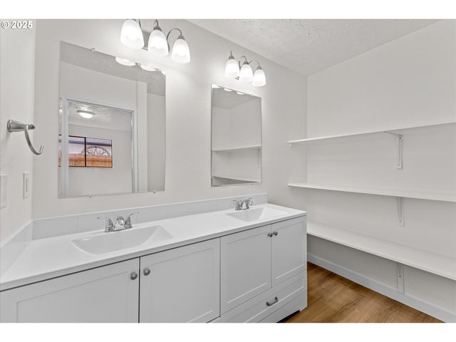 7206 N AMHERST St, Portland, OR 97203