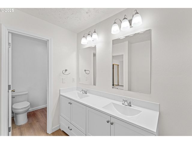 7206 N AMHERST St, Portland, OR 97203