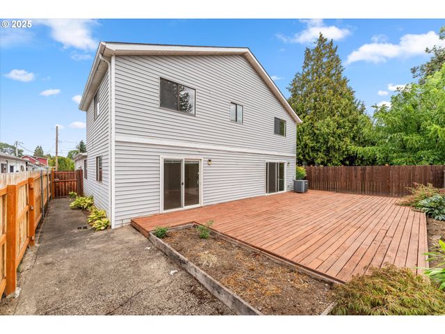 7206 N AMHERST St, Portland, OR 97203
