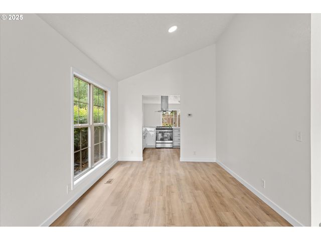 7206 N AMHERST St, Portland, OR 97203