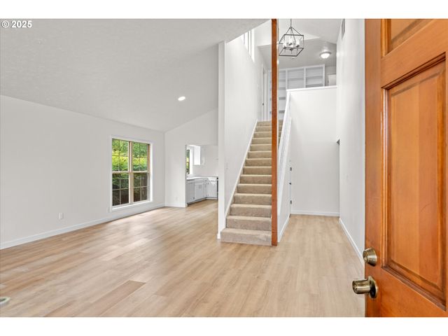 7206 N AMHERST St, Portland, OR 97203