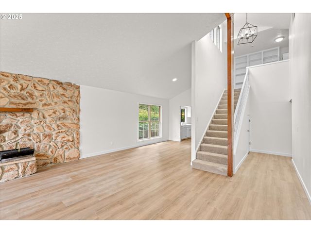 7206 N AMHERST St, Portland, OR 97203