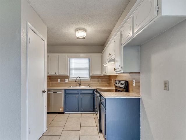 733 W Perry Drive, Mustang, OK 73064