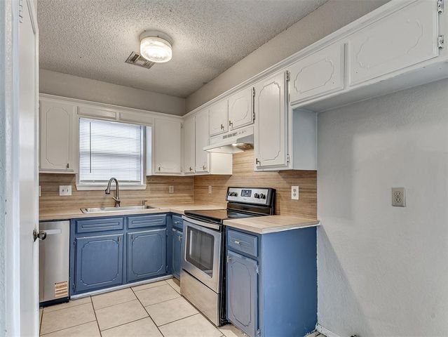 733 W Perry Drive, Mustang, OK 73064