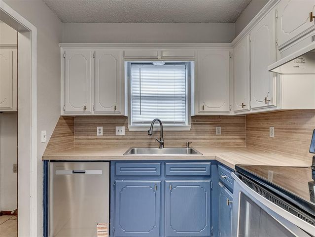 733 W Perry Drive, Mustang, OK 73064