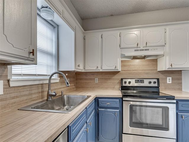 733 W Perry Drive, Mustang, OK 73064