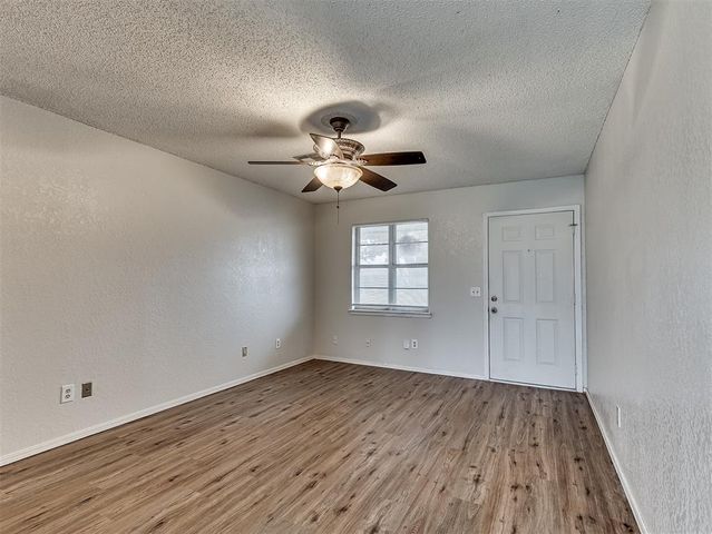 733 W Perry Drive, Mustang, OK 73064