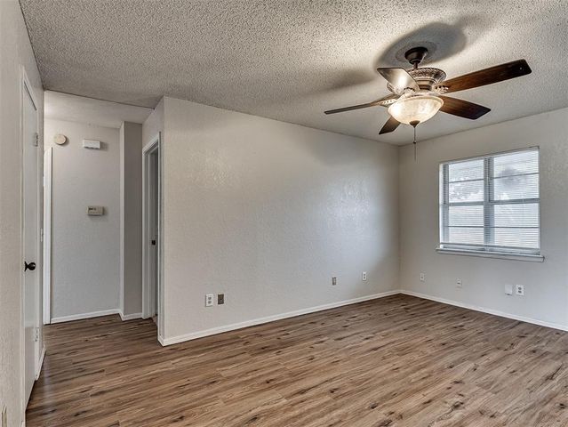 733 W Perry Drive, Mustang, OK 73064