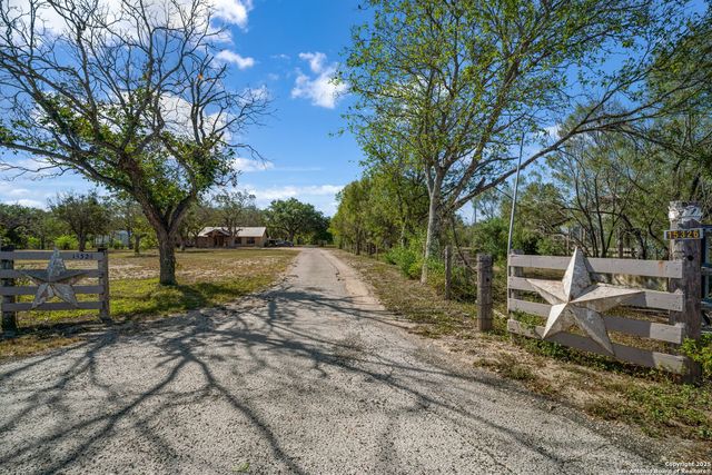 15326 Gross Lane, Lacoste, TX 78039