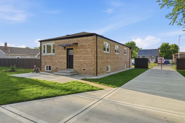 5733 W 83rd Place, Burbank, IL 60459