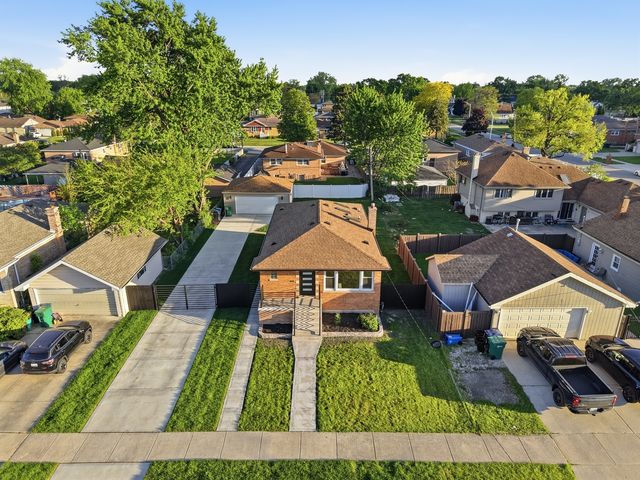 5733 W 83rd Place, Burbank, IL 60459