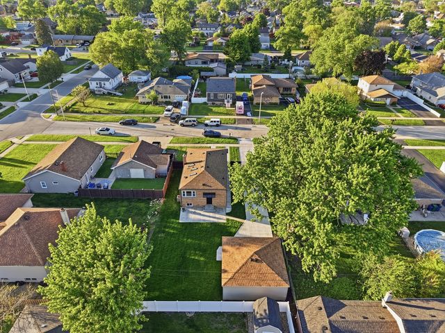 5733 W 83rd Place, Burbank, IL 60459