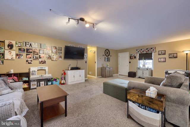 32 VILLAGE DR, Newmanstown, PA 17073