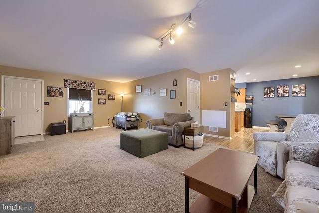 32 VILLAGE DR, Newmanstown, PA 17073