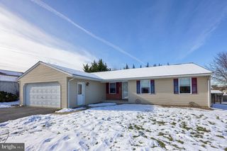 32 VILLAGE DR, Newmanstown, PA 17073