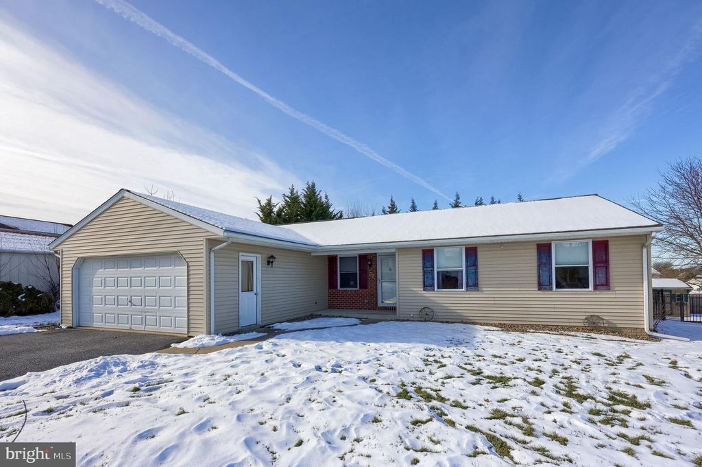 32 VILLAGE DR, Newmanstown, PA 17073