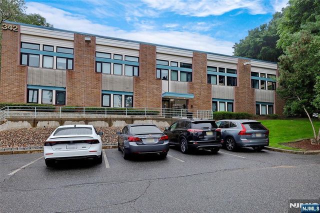 342 Hamburg Turnpike 108, Wayne, NJ 07470