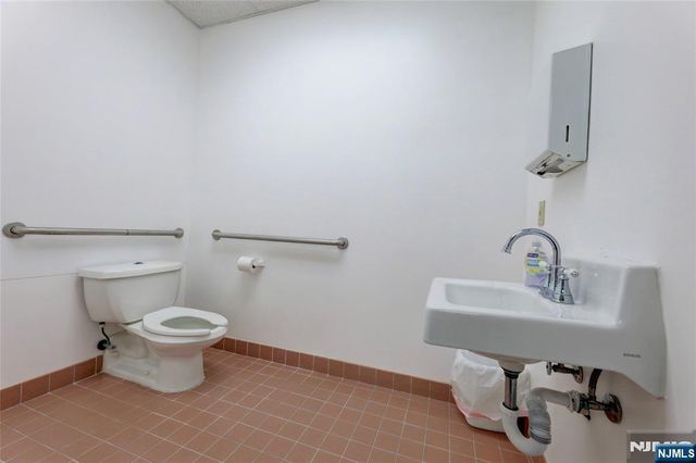 342 Hamburg Turnpike 108, Wayne, NJ 07470
