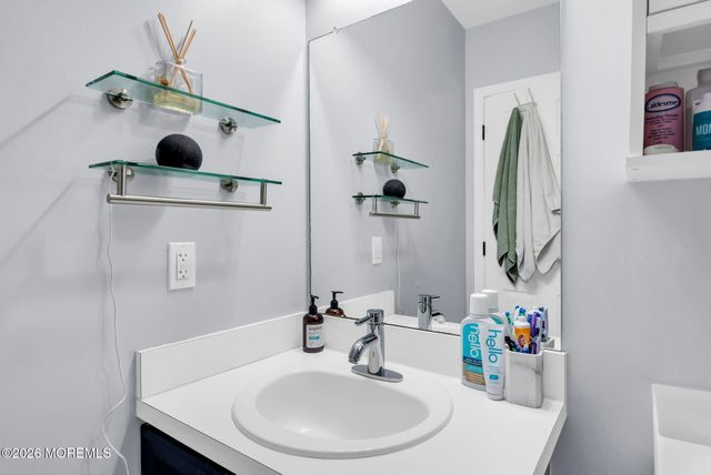 10 Topeka Court, Tinton Falls, NJ 07712