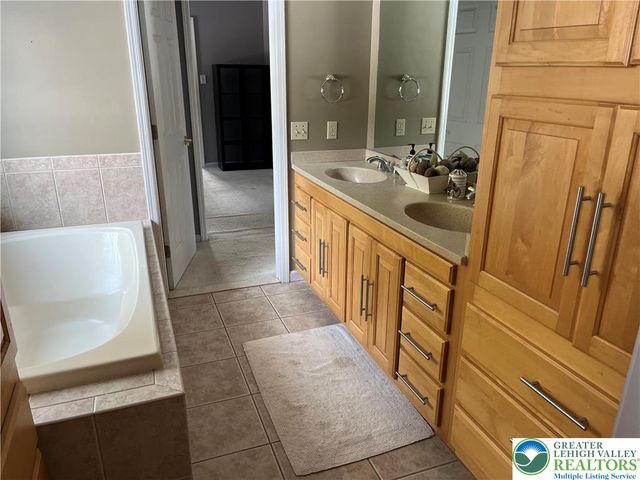 1724 Park Lane, Upper Macungie Twp, PA 18069