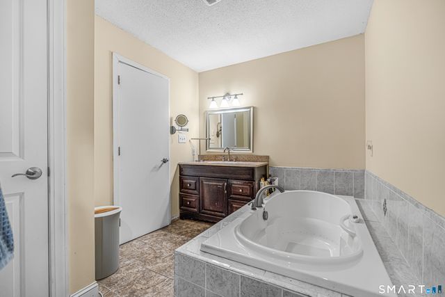 75 Staffordshire Commons Drive 75, Wallingford, CT 06492