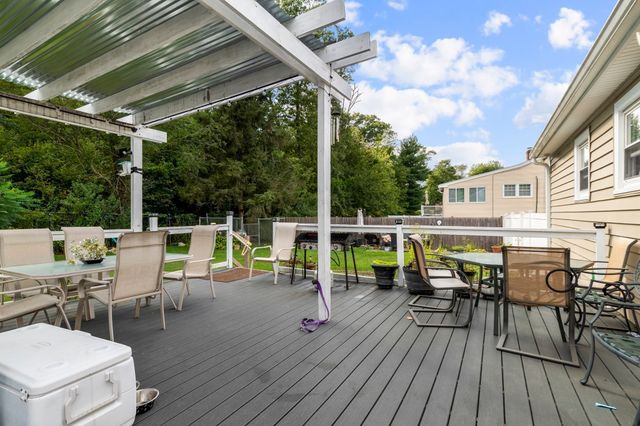 17 Acorn Dr, Randolph, MA 02368