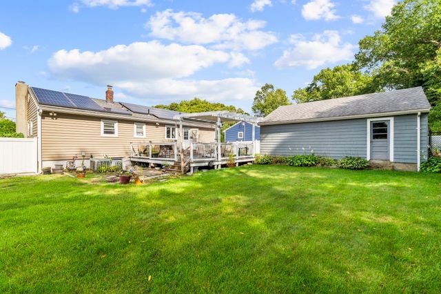 17 Acorn Dr, Randolph, MA 02368