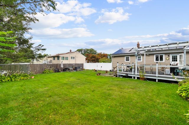 17 Acorn Dr, Randolph, MA 02368