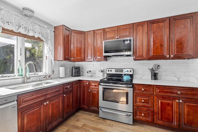 17 Acorn Dr, Randolph, MA 02368