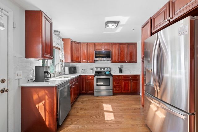 17 Acorn Dr, Randolph, MA 02368