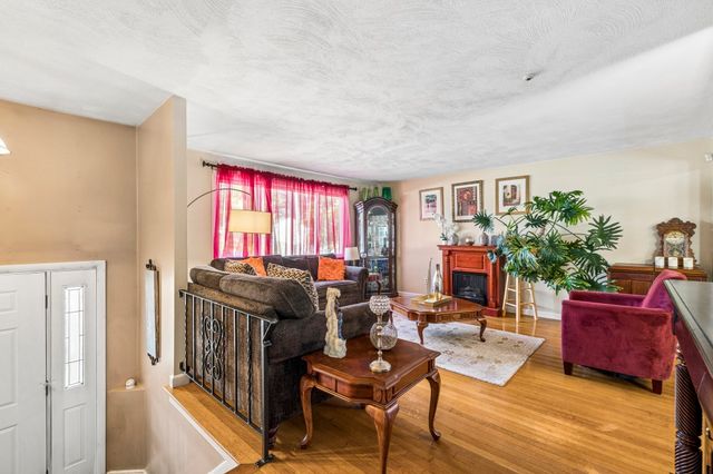 17 Acorn Dr, Randolph, MA 02368