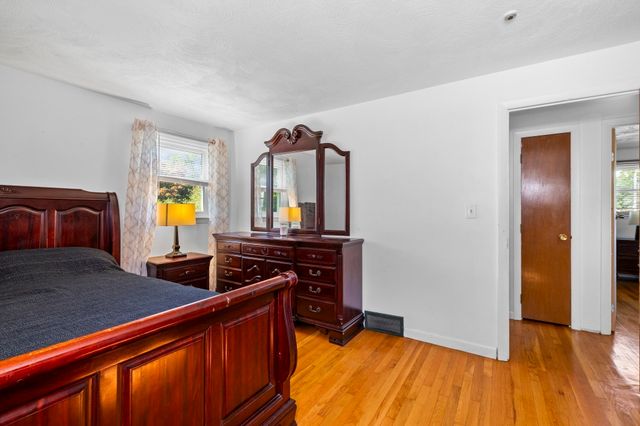 17 Acorn Dr, Randolph, MA 02368