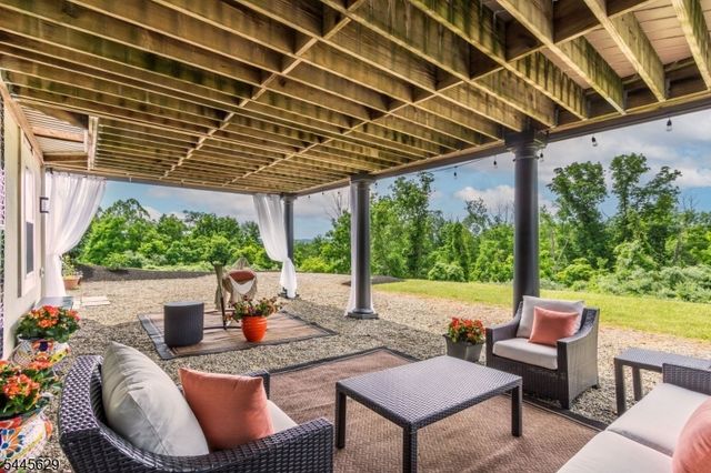 38 Music Mountain Blvd, West Amwell Twp., NJ 08530