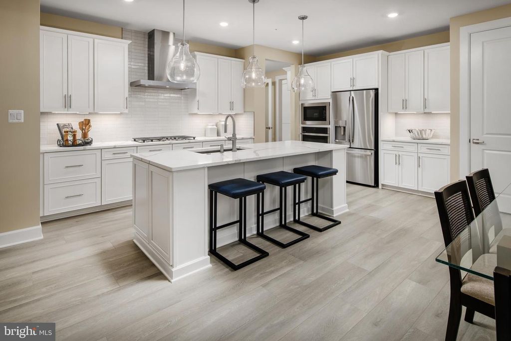 Image 2 of property listing at 5406 PONDVIEW LN, Ellicott City, MD 21043