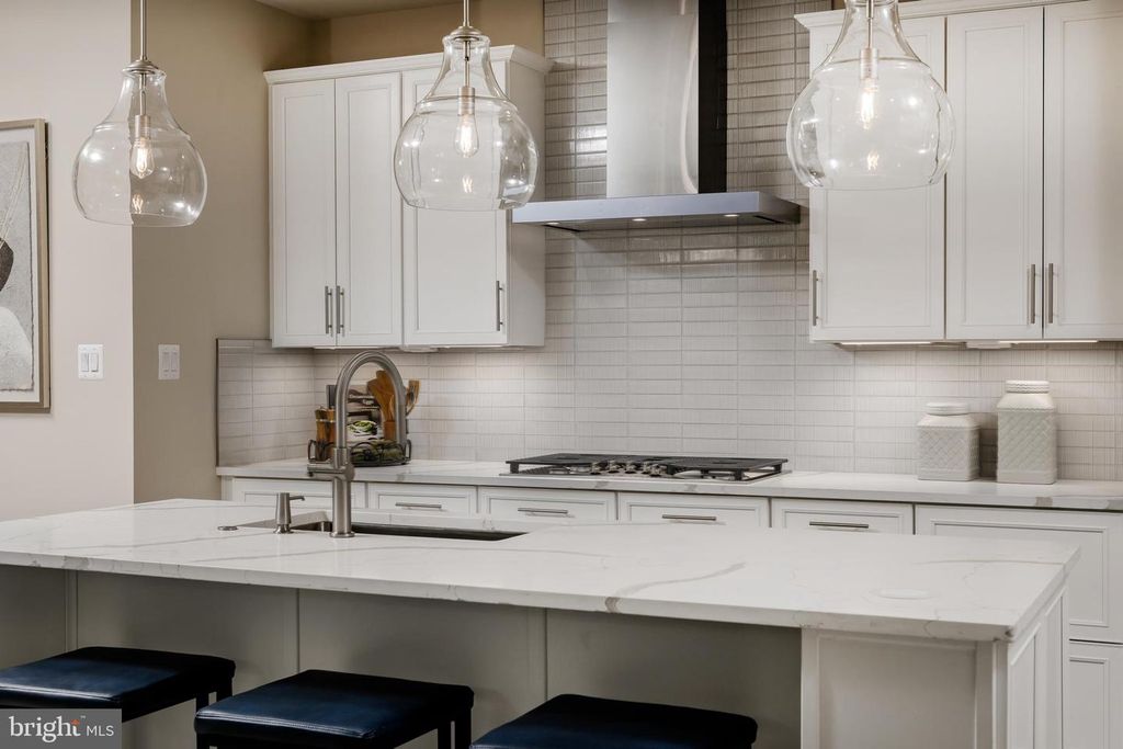 Image 3 of property listing at 5406 PONDVIEW LN, Ellicott City, MD 21043