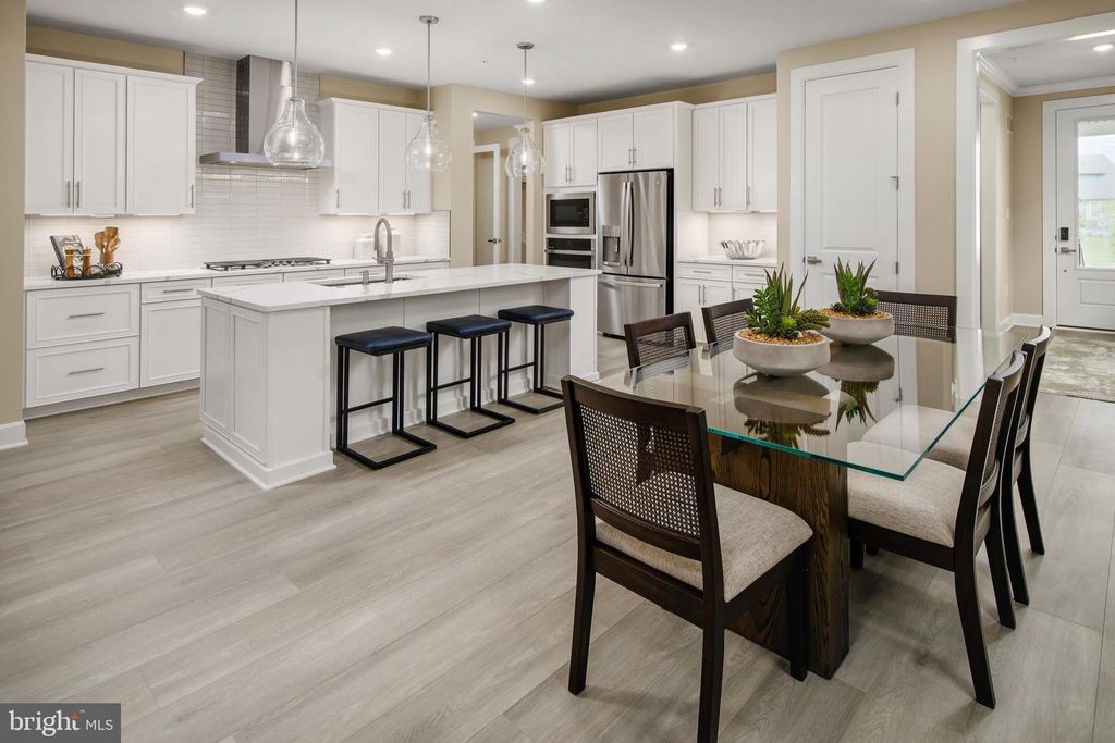 Image 4 of property listing at 5406 PONDVIEW LN, Ellicott City, MD 21043