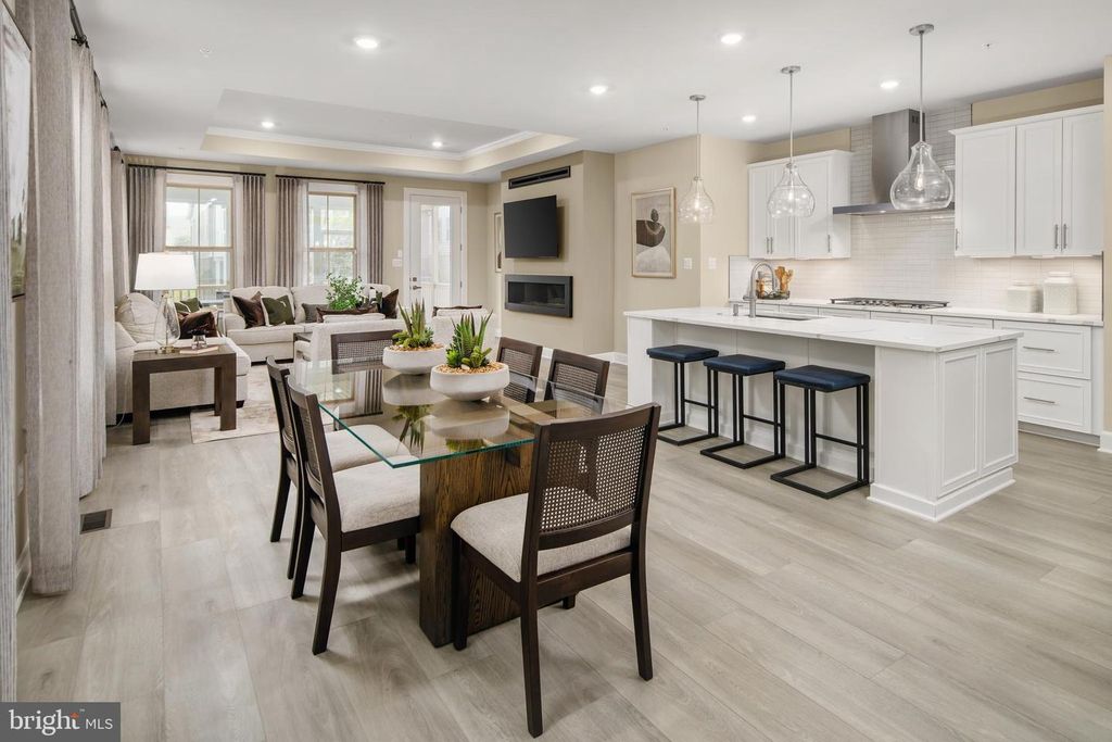 Image 5 of property listing at 5406 PONDVIEW LN, Ellicott City, MD 21043