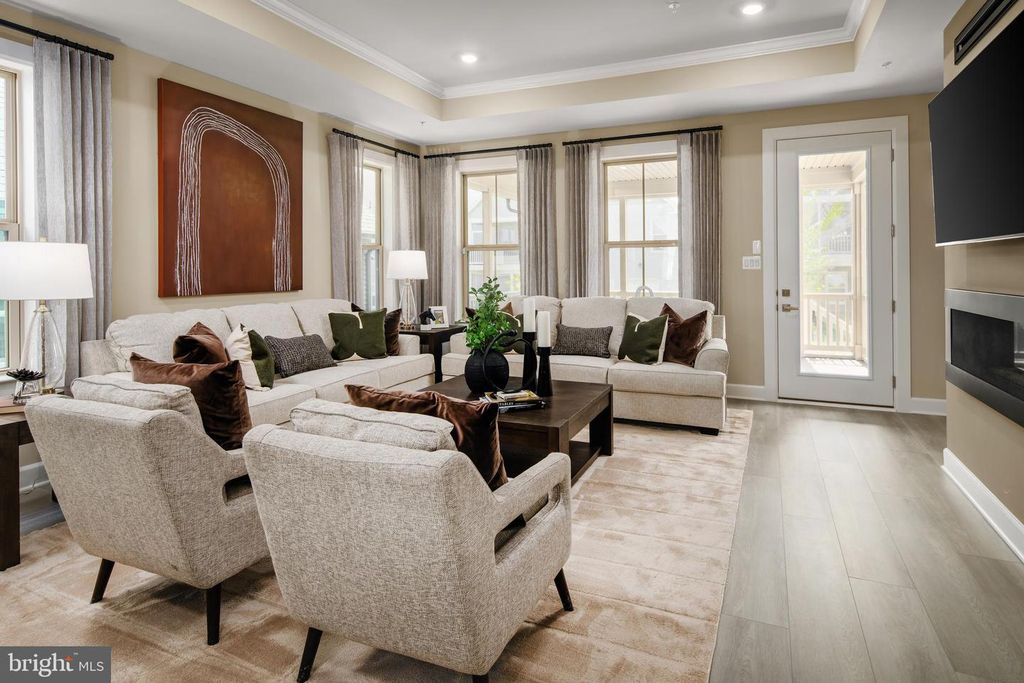 Image 6 of property listing at 5406 PONDVIEW LN, Ellicott City, MD 21043