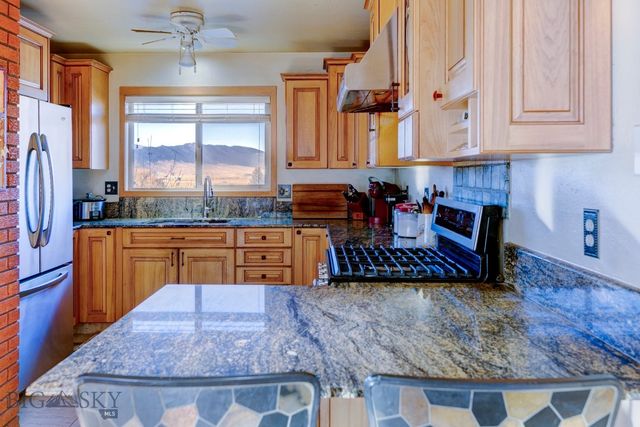 2702 E River Road, Livingston, MT 59047