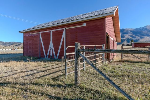 2702 E River Road, Livingston, MT 59047