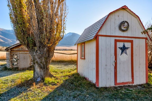 2702 E River Road, Livingston, MT 59047