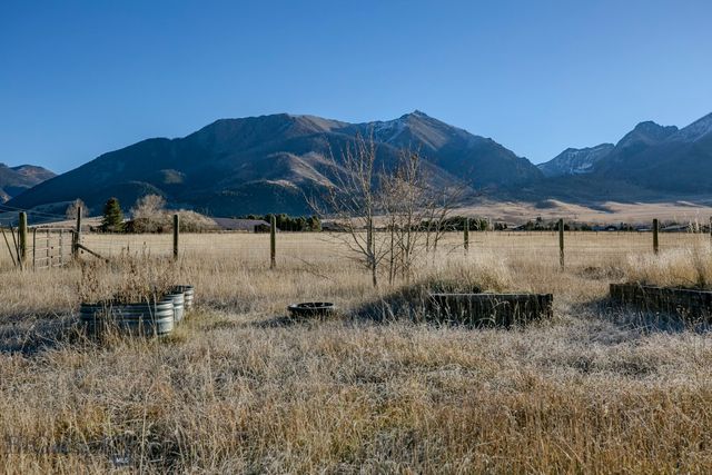 2702 E River Road, Livingston, MT 59047