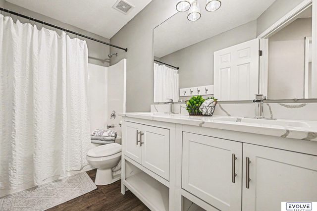 7822 S 97th Circle, La Vista, NE 68128