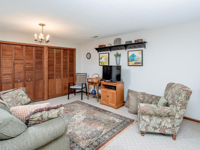 6256 Lynn Way, Woodbury, MN 55129