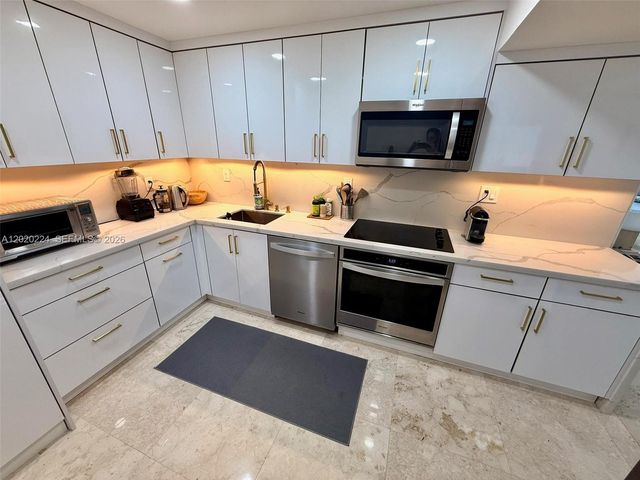 1420 Brickell Bay Dr 1108B, Miami, FL 33131