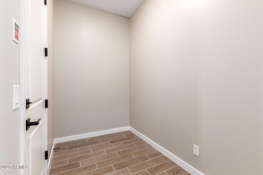 Image 7 of property listing at 8920 E COVINA Street, Mesa, AZ 85207