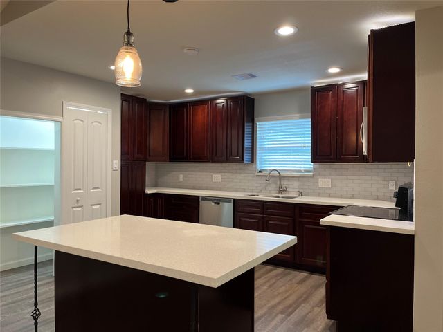 304 S Shadowbend Avenue, Friendswood, TX 77546